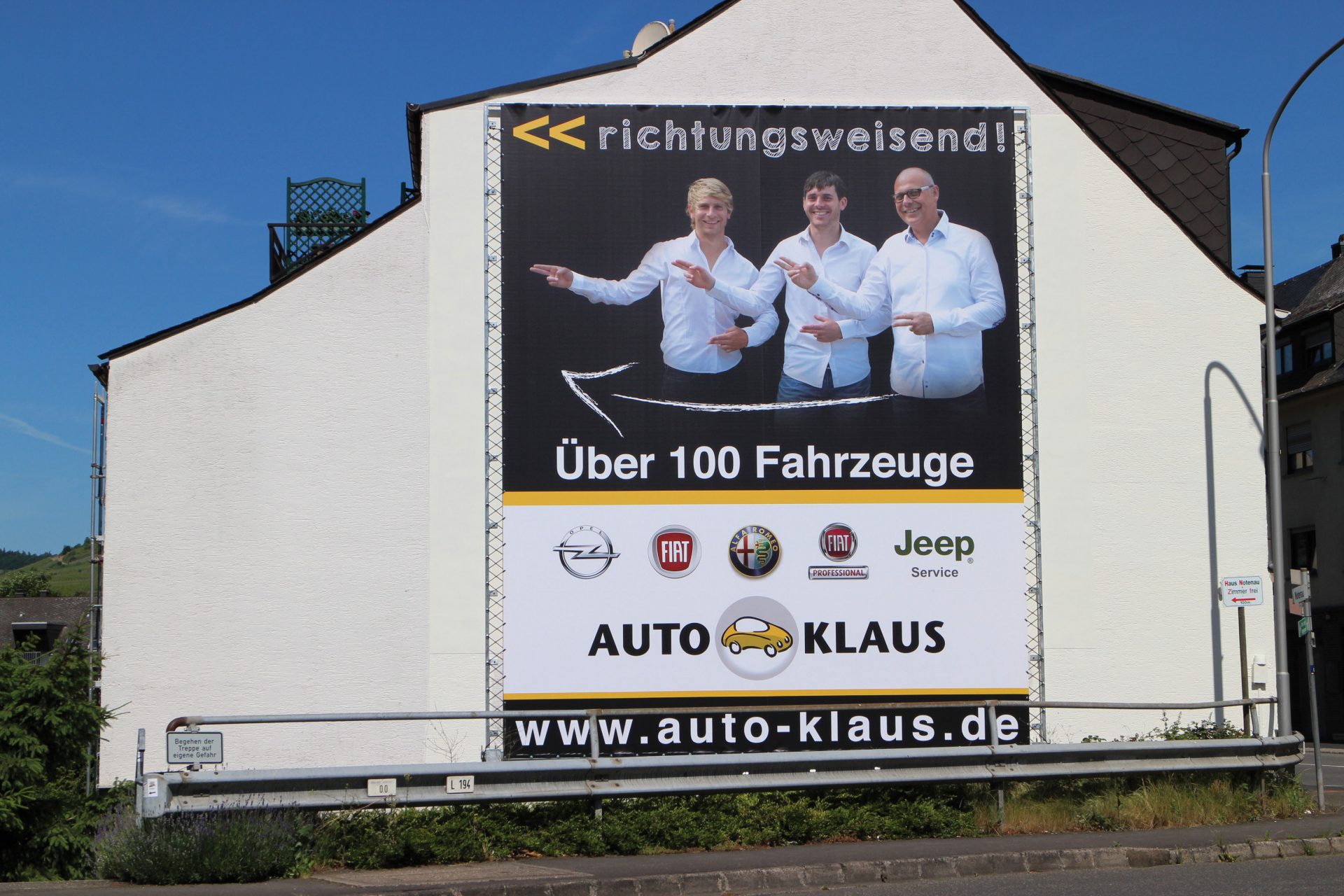 Auto Klaus Zell Mosel Aussenwerbung an Wand